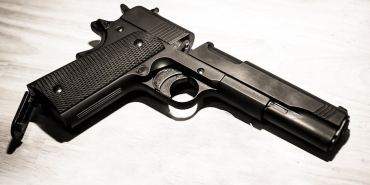 Izmir8217de-Minibuste-Buyuk-Silah-Operasyonu-60-Tabanca-Ele-Gecirildi-featured